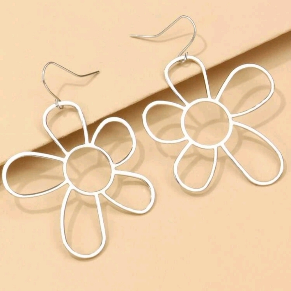 ✨3 FOR $28✨🆕️🌼SILVERTONE FLORAL DROP EARRINGS🌼